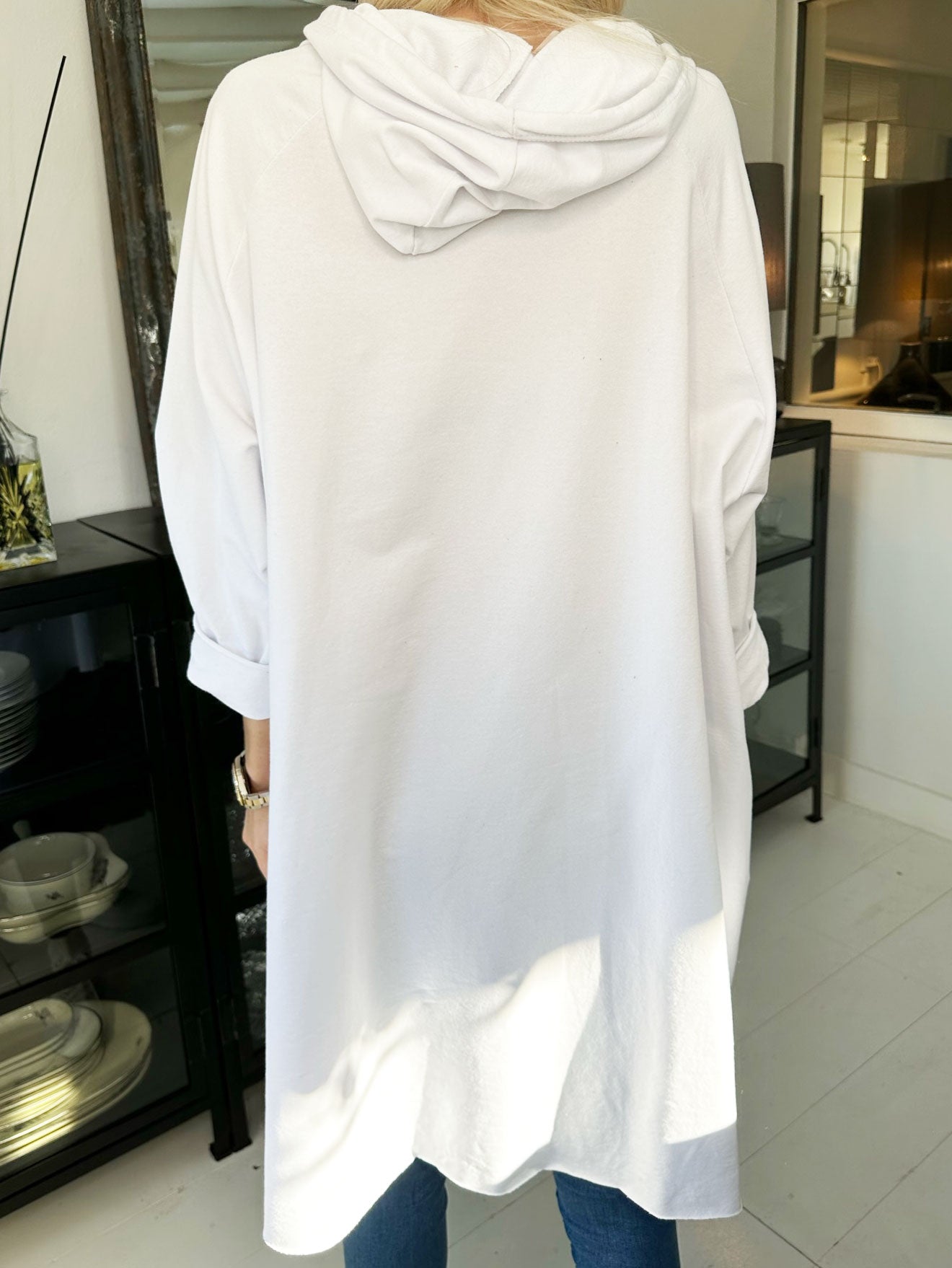 Cecilia - Sweatshirtkjole med hætte og guld vogue print